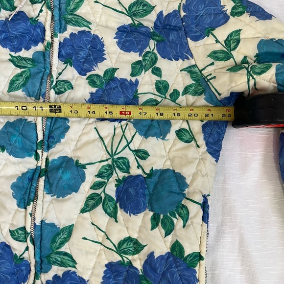 Large floral zip up jacket. This jacket is so cute! #floral - Picture 4 of 6